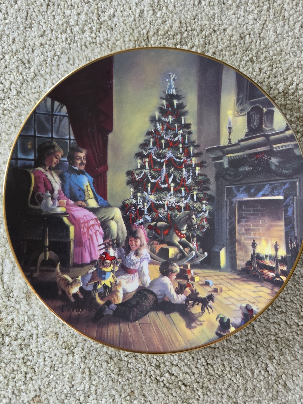 Holiday Decorative Collector Plate - Festive Christmas Scene (Green, Red, Gold)